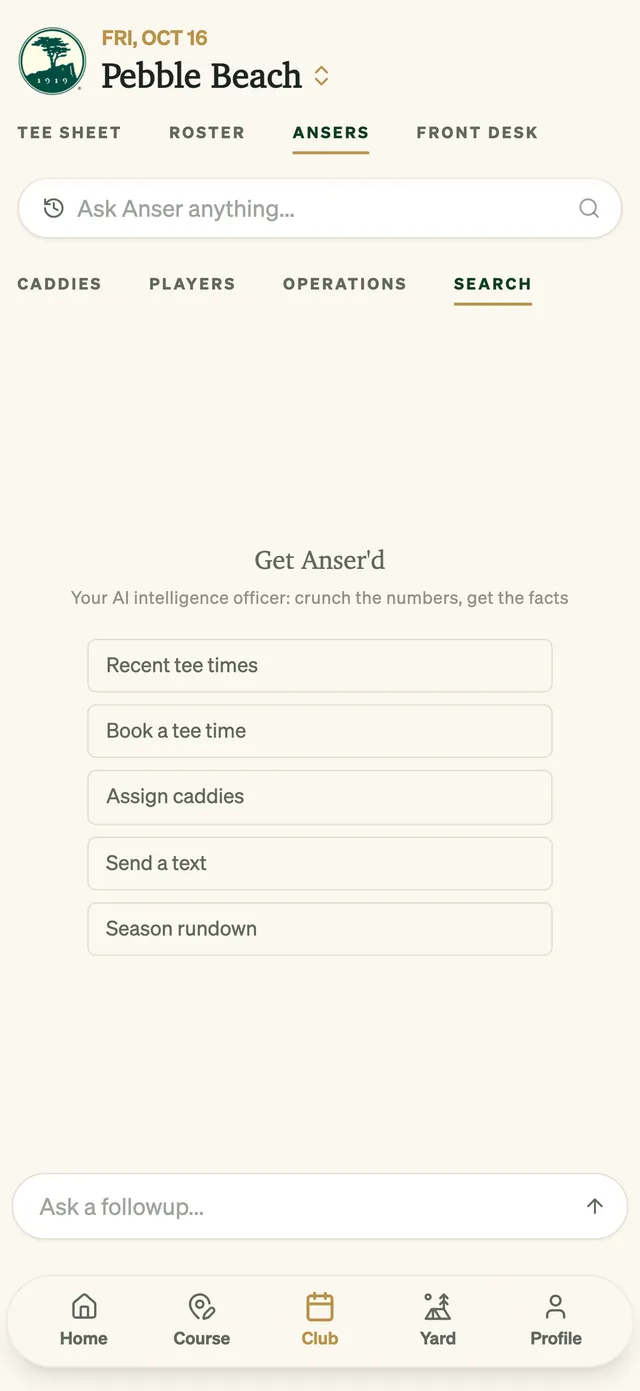 Der Ansers-Tab mit dem Feld "Fragen Sie Anser alles" und vorgeschlagenen Anfragen: "Tee Time buchen", "Caddies zuweisen", "Text senden", "Saisonübersicht"